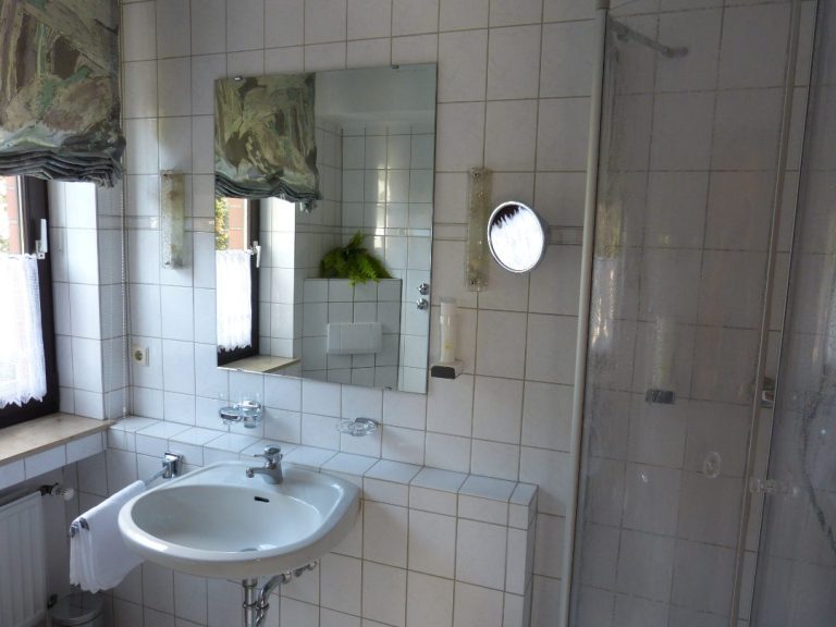 Ein helles Tageslichtbadezimmer mit Fenster. 
